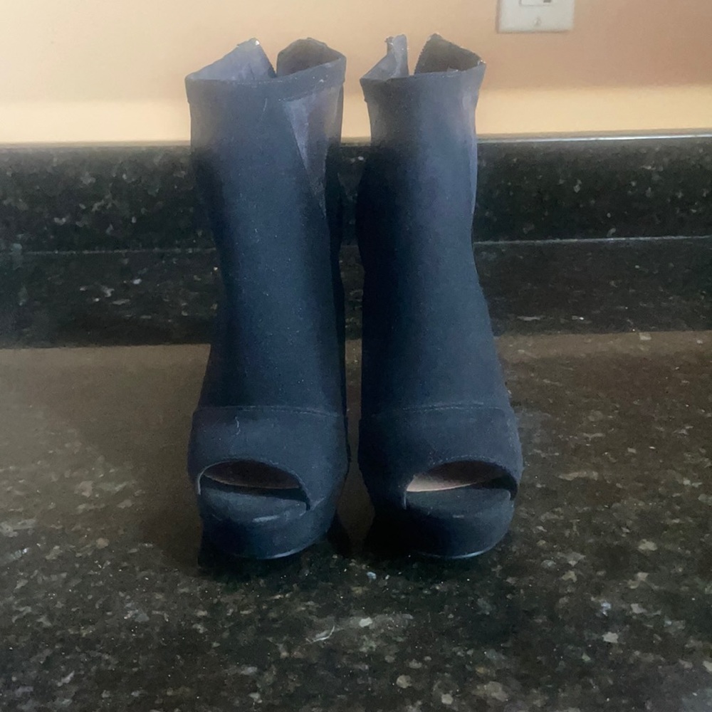 Black open toe shoe - size 8.5